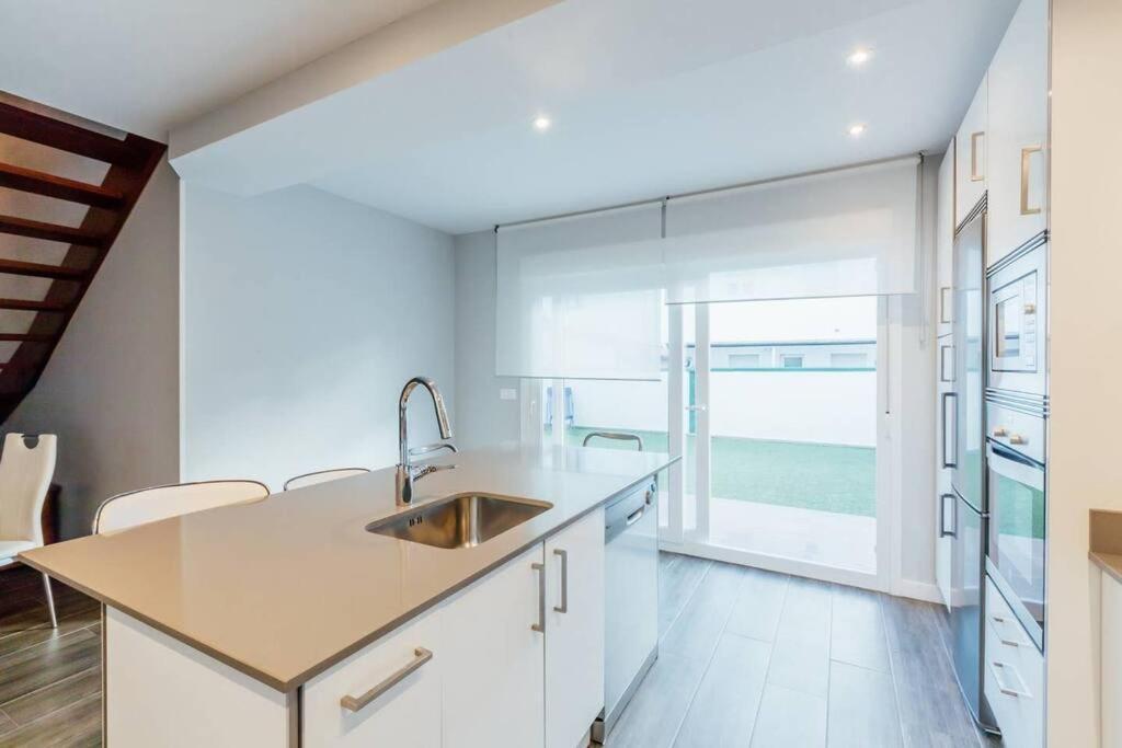 Chalet En La Cuidad- Con Jardin Y Barbacoa Gijón Kültér fotó