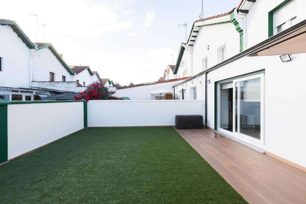 Chalet En La Cuidad- Con Jardin Y Barbacoa Gijón Kültér fotó